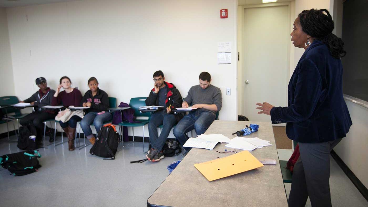 Professor Margaret Washington teaching a first-year writing seminar
